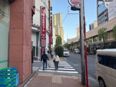 メニルへの道順 8／12：三つ目の横断歩道も渡って直進を続けます。
