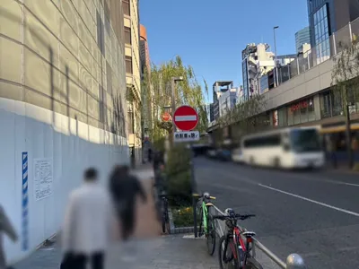 粋sui. （スイ）への道順 5／11：横断歩道を渡ったら右折します。