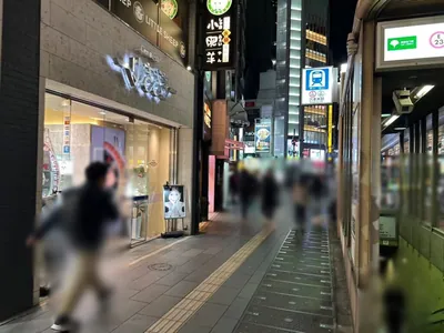 ブルジュへの道順 2／7：駅を右手に交差点の方向に進みます。
