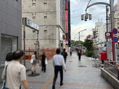 トウェンティワンへの道順 2／7：駅を背にして正面に進みます。