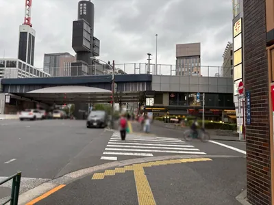 77 (セブンティセブン)への道順 3／8：横断歩道を渡って直進を続けます。
