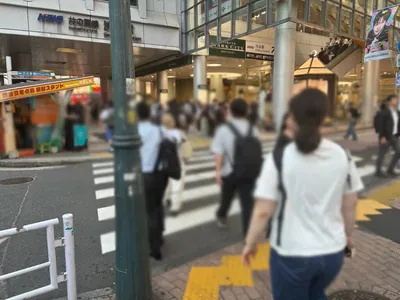 帝 （ミカド）への道順 2／6：駅を背に正面の横断歩道を渡って直進します。
