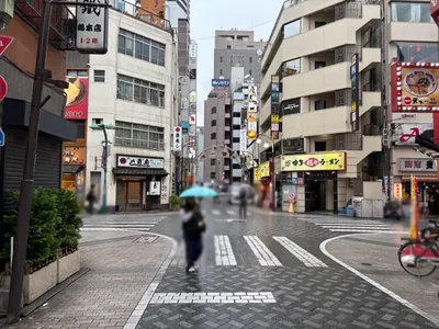 エディションへの道順 7／7：二つ目の十字路の右手の奥の角に池袋レイが入る「池袋東通ビル」があります。