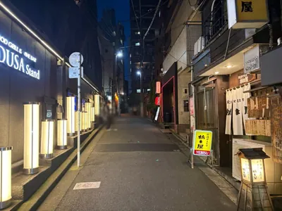 チケッツへの道順 6／10：一つ目の十字路を左折します。