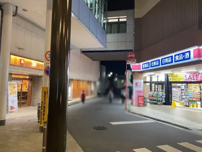 エグゼクティブコレクションへの道順 2／5：駅を背中にして左へ進みます。