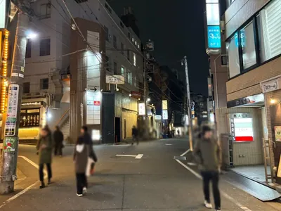 XX （トゥーエックス）への道順 8／10：左手の一つ目の路地を越えて直進を続けます。