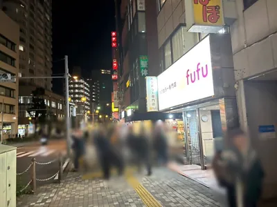 アタラスへの道順 3／7：右手の一つ目の路地を右折します。