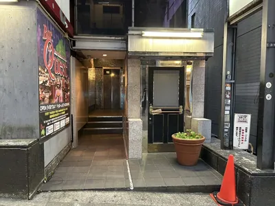グラフへの道順 6／6：トイレを過ぎて右手二つ目のビルに六本木グラフの入るビルがあります。