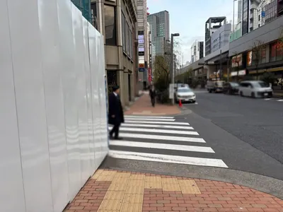 アユカワ （あゆかわ）への道順 6／10：一つ目の路地を越えて直進します。