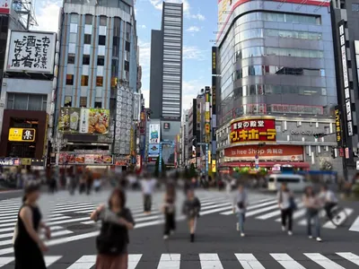アップス （UP’s）への道順 4／11：「歌舞伎町」の交差点に出たら横断歩道を正面に渡ります。