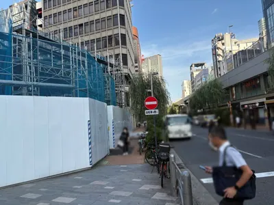 モノリスへの道順 5／10：横断歩道を渡ったら右折します。