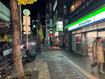 メイドルへの道順 3／8：駅を背中にして道路を左手に直進します。