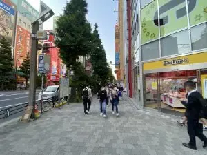 秋葉原　二次元彼女 （ニジゲンカノジョ）への道順 4／10：右折をしたら直進します。