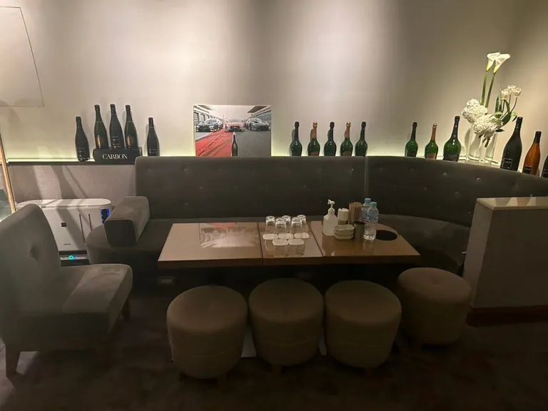 葵木 (あおき)の店内