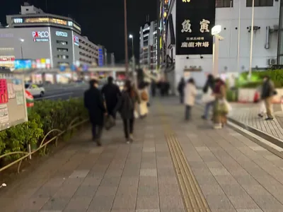 享楽 （キョウラク）への道順 4／8：横断歩道を渡ったら左折します。