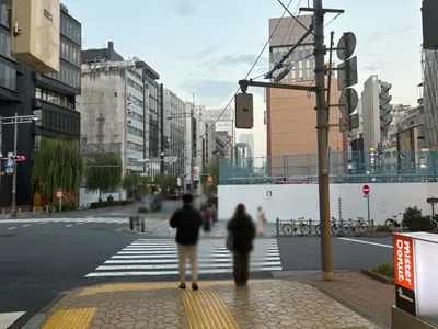 オハナへの道順 4／9：二つ目の横断歩道を渡ります。