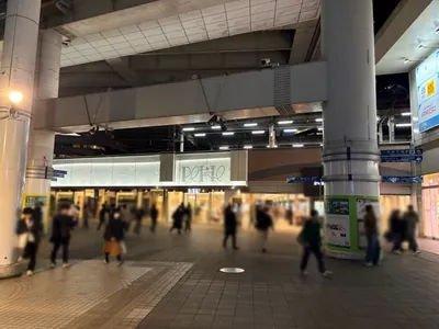 プレグナントへの道順 2／15：駅を背にして右手に進みます。