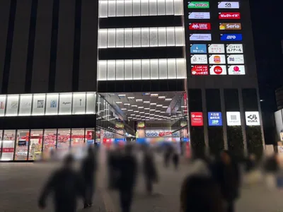ドエムへの道順 4／15：ビルの下を抜けて直進します。