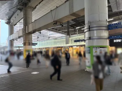 シャンクスへの道順 2／16：駅を背にして右手に進みます。