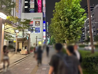 ヴィクトリアへの道順 4／8：横断歩道を渡ったら右折します。