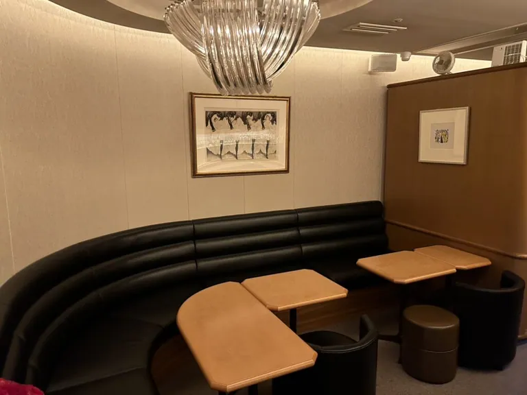 るぽ （ルポ）の店内