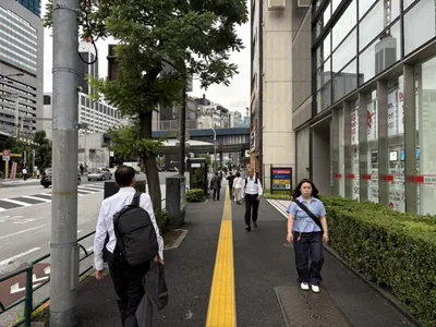 粋 （スイ）への道順 2／11：道路を左手に直進します。