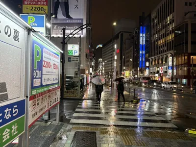 ポセイドンへの道順 5／8：左手一つ目の路地を越えて直進をします。