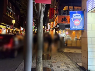 ロッタへの道順 3／8：右手一つ目の路地を越えて直進します。