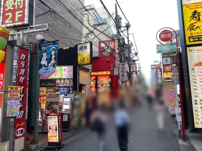 モダンタイムスへの道順 6／7：左手にサクラ通りという看板が出てくるので更に直進をします。
