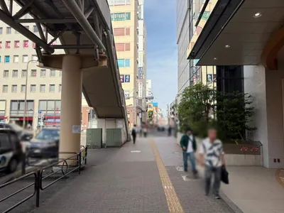 キリン （綺凛）への道順 2／8：駅を背にして右手に進みます。