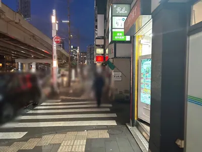 花かんざしへの道順 3／6：一つ目の路地を越えて直進を続けます。
