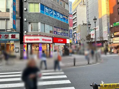 はちみつくろーばーへの道順 4／8：横断歩道を渡ったら道路を右手に直進します。