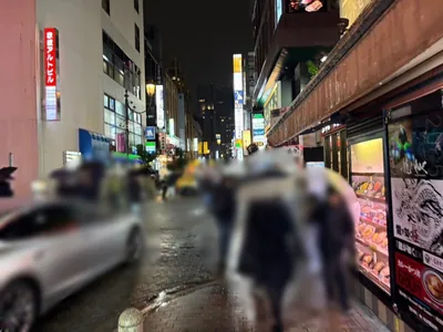アネックスラウンジへの道順 3／8：一つ目の十字路を右折します。