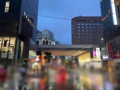 ワンへの道順 2／9：駅の出口を背中にして左へ進みます。