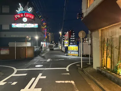 ブリリアントクラブへの道順 7／11：一つ目の十字路を超えて直進をします。