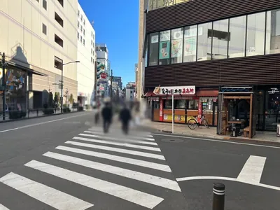オブロングラウンジへの道順 5／6：右手の路地を越えてさらに直進を続けます。
