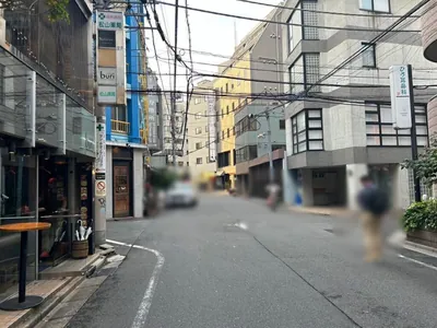 ビロードへの道順 9／10：左手の三つ目の路地を越えます。