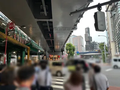 ソウへの道順 3／9：横断歩道を渡り直進します。