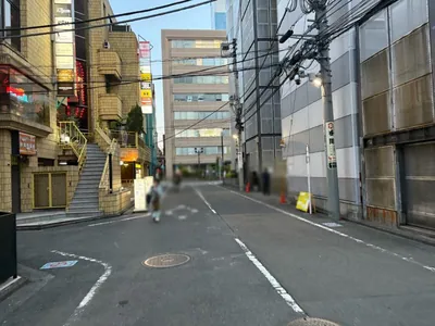 アモーレへの道順 11／11：左手の三つ目の路地を越えたビルが立川アモーレの入る「ソシアルプラザ・クロスオーバービル」です。