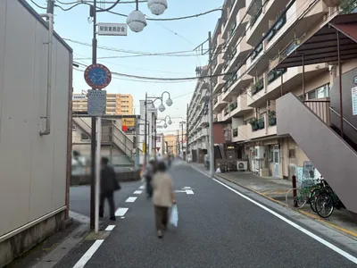 ブセナラウンジへの道順 6／8：左手路地を左折します。