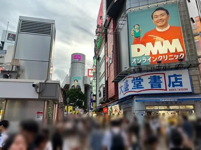 シーサイドへの道順 3／9：横断歩道を渡ったら道路を左手に直進します。