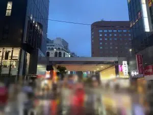 エルプリンセスへの道順 2／9：駅の出口を背中にして左へ進みます。