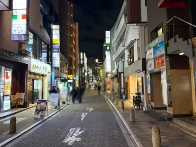 まごころへの道順 7／7：左折後、直進すると右手に赤坂まごころが入る「ダイムラービル」があります。