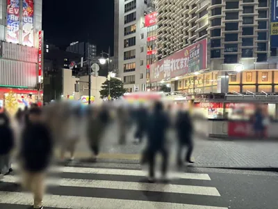 サンセットラウンジェット （Sunset Lounget 新橋）への道順 2／6：駅を背にして、正面の横断歩道を渡り道路を左手に直進します。
