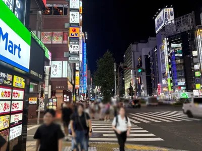 ビゼへの道順 6／13：左手の一つ目の路地を左折します。