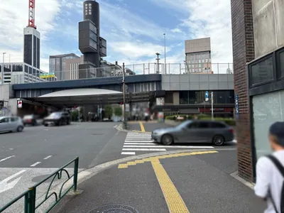 聖 （セイ）への道順 3／9：横断歩道を渡って直進を続けます。