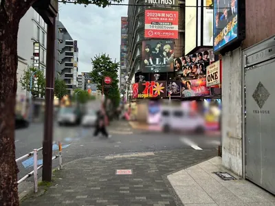 ニューアゲインへの道順 12／14：一つ目の右手路地を超えて直進を続けます。