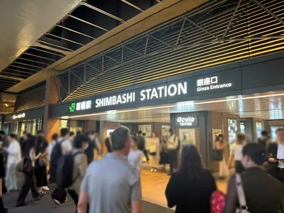 パラディへの道順 1／9：各線「新橋駅」銀座口を出ます。