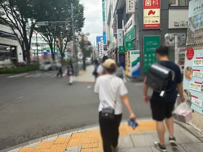 U2 （ユーツー）への道順 7／14：一つ目の右手路地を越えて直進します。