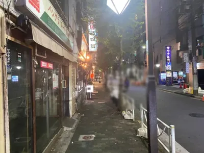 ヴィオラへの道順 8／9：左手に三四郎ろいう居酒屋さんが出てくるので更に直進します。